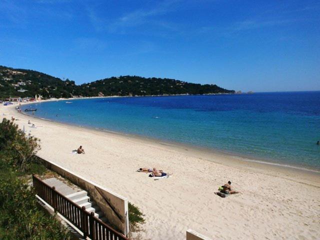 Appartement Paisible Avec Vue Panoramique Mer Et Acces Direct Plage ボルム・レ・ミモザ エクステリア 写真